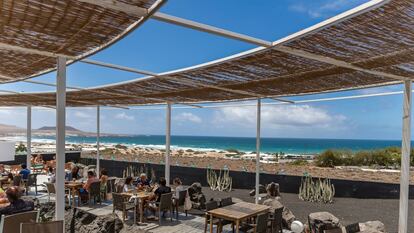 Terraza del restaurante Dunas de Famara, en la localidad de Teguise (Lanzarote).