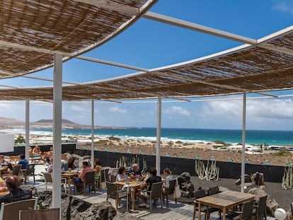 Terraza del restaurante Dunas de Famara, en la localidad de Teguise (Lanzarote).