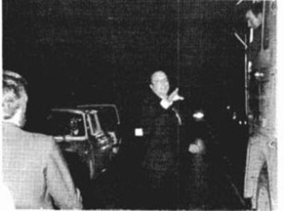 A falta de agente de la circulación, Manuel Fraga ejercía las funciones de guardia urbano, dirigiendo la circulación a la salida de un mitin en Alcobendas (Madrid),1977.