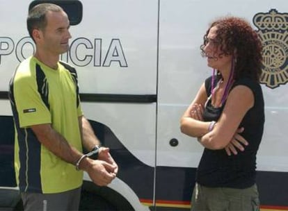 Los etarras Juan Antonio Olarra y Aloña Muñoa, a su llegada ayer a España desde Francia.