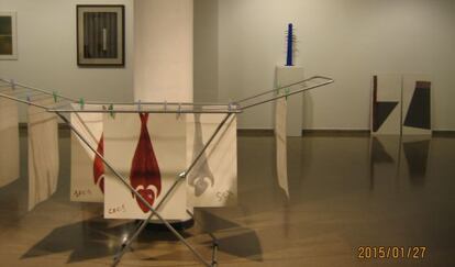 Montaje de la exposición colectiva de homenaje a Evarist Navarro en el colegio mayor Rector Peset.