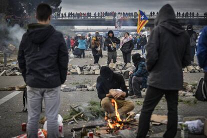 Manifestants al costat de les barricades instal·lades a l'AP-7 a Salt, aquest dimecres.