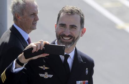 Don Felipe de Borbón, junto al ministro de Defensa, Pedro Morenés, realiza una foto con el móvil tras embarcar en el portaviones 'Príncipe de Asturias', en la Base Naval de Rota.