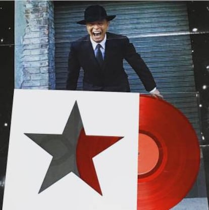 Montaje de la última fotografía que se publicó de Bowie antes de su muerte junto a 'Blackstar', último trabajo del músico y mejor álbum de 2016.