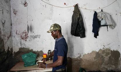 Ali, un migrante maliense, prepara té en la casa en ruinas donde vive en Níjar, Almería, el pasado 29 de abril.