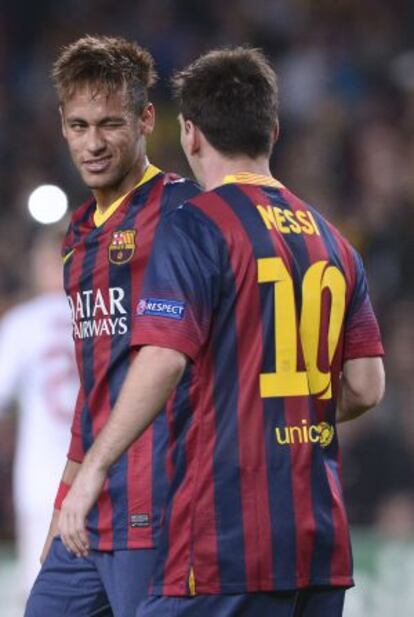 Neymar felicita a Messi por un gol. 