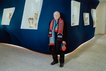 Retrato de Michel Ménard, de 83 años, abonado histórico del PSG desde 1976.