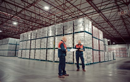 Trabajadores de Mahou San Miguel en uno de los almacenes de la cervecera.