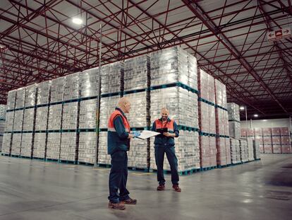 Trabajadores de Mahou San Miguel en uno de los almacenes de la cervecera.