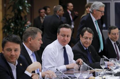 Matteo Renzi, en primer t&eacute;rmino; David Cameron, en el centro; al fondo, Jean Claude Juncker y Mario Draghi 