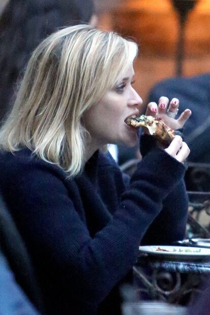 Si uno viaja a Italia, es casi obligado comer un trozo de pizza. La actriz Reese Witherspoon, disfrutando de la gastronomía italiana durante su estancia en Venecia en septiembre de 2014.