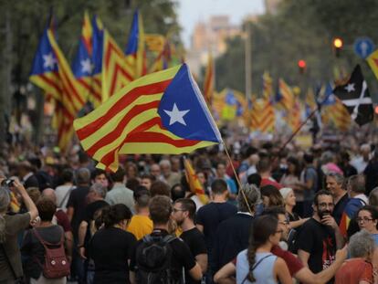 Manifestació per commemorar el referèndum de l'1-O al passeig de Gràcia de Barcelona.