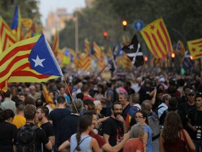 Manifestación de conmemoración del referéndum del 1-O en el paseo de Gràcia de Barcelona.