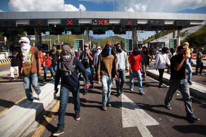 Estudantes de Ayotzinapa protestam contra violência.