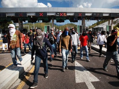 Estudantes de Ayotzinapa protestam contra violência.