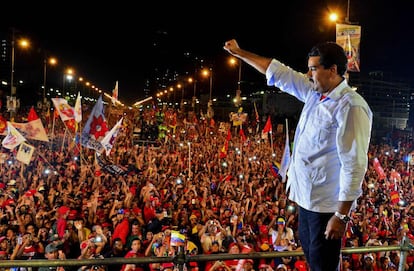 El presidente venezolano encargado y candidato el pr&oacute;ximo domingo, Nicol&aacute;s Maduro, saluda a las miles de persona congregadas en Caracas para su mitin el jueves 10 de abril de 2013. 