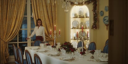 Isabel Preysler en el comedor, con una mesa inglesa para 14 comensales, de su casa en Puerta del Hierro (Madrid), en una imagen de su 'docureality' para Disney+.