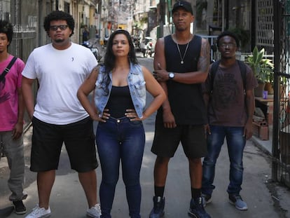 Felipe, Fagner, James e Arthur, com a pesquisadora Camila Barros (ao centro) na favela Maré, no Rio de Janeiro.