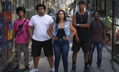 Felipe, Wagner, James y Arthur, con la investigadora Camila Barros en la favela Maré, en Río de Janeiro.