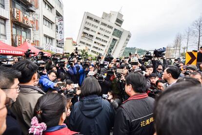 El presidente, Tsai Ing-wen, ofrece una rueda de prensa a los medios para informar de la situación sobre el terreno la mañana después del terermoto en Hualien (Taiwán).