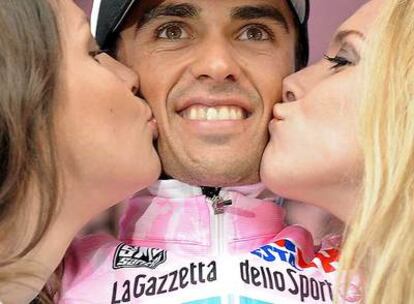Alberto Contador, en el podio, disfruta feliz de su primera <i>maglia</i><b> rosa.</b>