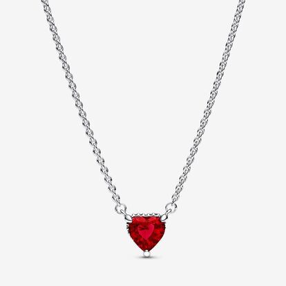 Pandora propone para este San Valentín este collar con un cristal sintético con forma de corazón de color rojo y fijado a una cadena de plata de primera ley.