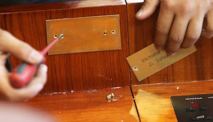 Como todas las votaciones, será secreta. Si no es elegido por mayoría absoluta, lo será en una segunda votación por mayoría simple. En la imagen, retirada de la placa del diputado popular, Salvador Victoria, el 8 de junio de 2015.