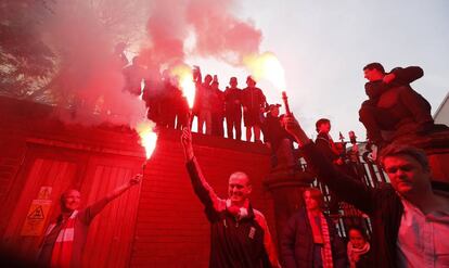 Seguidores del Liverpool con bengalas.