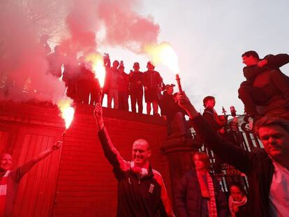 Seguidores del Liverpool con bengalas.