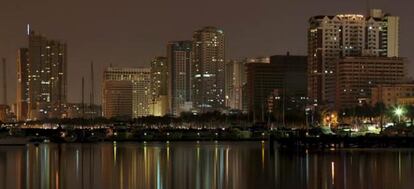 Zona comercial y residencial en la Bahía de Manila, en Filipinas, con gran parte de sus luces apagadas.