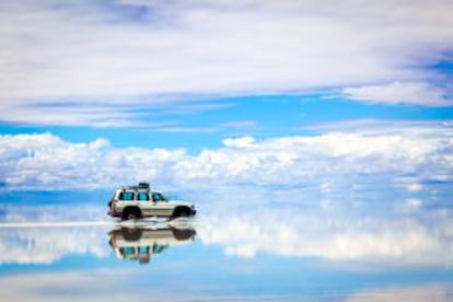 Un todoterreno recorriendo el salar de Uyuni, en Bolivia.