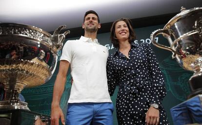 Djokovic y Muguruza, durante el sorteo en Par&iacute;s.