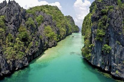 Entrada a la Laguna Azul de Palawan.