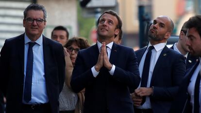 Emmanuel Macron hace un gesto a residentes en Pantin, cerca de París, tras visitar un centro médico en la localidad, el pasado martes.