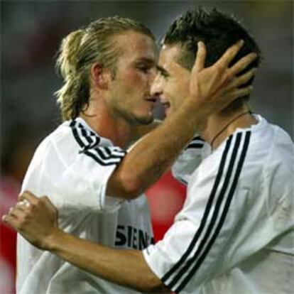 Portillo abraza a Beckham tras conseguir el primer gol para el Madrid.