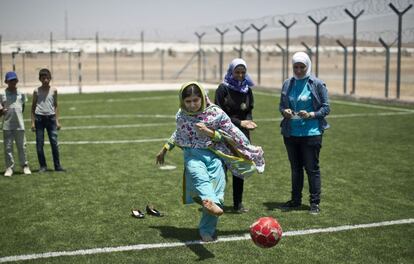 Malala Yousafzai, estudiante y activista pakistaní galardonada con el Premio Nobel de la Paz en 2014, golpea el balón durante el partido de fútbol que ha disputado con un grupo de jóvenes refugiados sirios en un campamento Jordania.