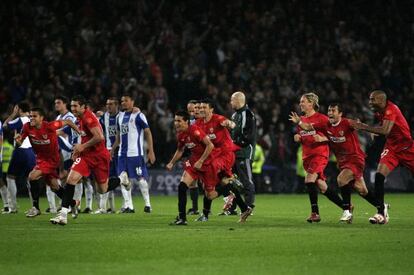 Los jugadores del Sevilla celebran la victoria ante el Espanyol en la final de la Copa de la UEFA 2006/2007