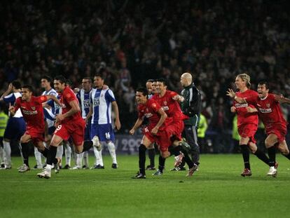 Los jugadores del Sevilla celebran la victoria ante el Espanyol en la final de la Copa de la UEFA 2006/2007