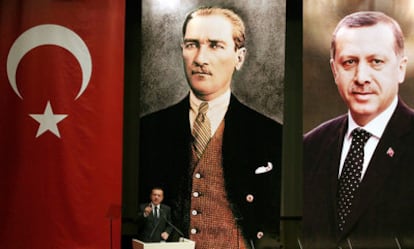 El primer ministro Erdogan en un acto de su partido en Ankara, ante una foto de Atatürk.