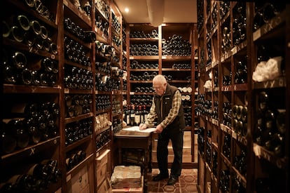 Txomin Rekondo en la bodega de su restaurante, Rekondo. El donostiarra es conocido como el guardián del vino.