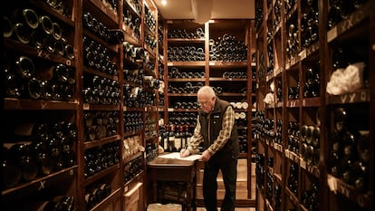 Txomin Rekondo en la bodega de su restaurante, Rekondo. El donostiarra es conocido como el guardián del vino.