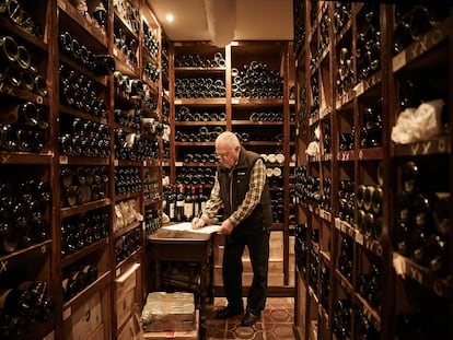 Txomin Rekondo en la bodega de su restaurante, Rekondo. El donostiarra es conocido como el guardián del vino.