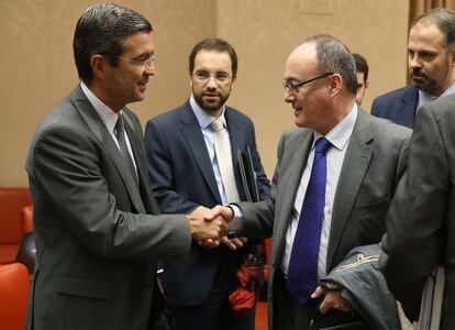 Jiménez Latorre habla con el gobernador del Banco de España.