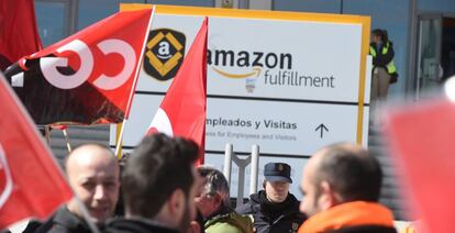 Trabajadores de Amazon se manifiestan en la puerta del centro logístico de la compañía en San Fernando de Henares (Madrid) en 2018.