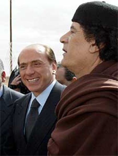 Berlusconi (izquierda) y Gaddafi, en la ciudad libia de Sirte.
/