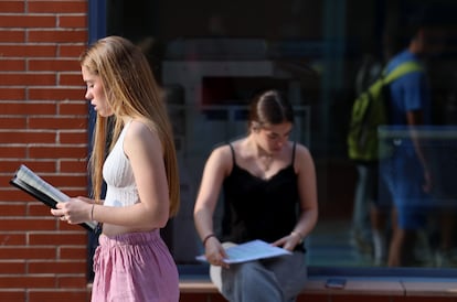 Alumnas esperando a empezar la Selectividad en la Universidad Complutense de Madrid en junio.