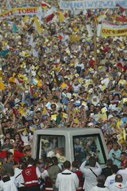 El Papa saluda a los fieles que han asistido a la misa multitudinaria en Cracovia.