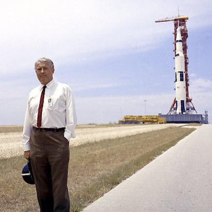 La NASA desarrolló el Saturno V para poder lanzar a las 'Apolo', que eran las que finalmente llegarían a la Luna. Al frente del equipo se encontraba Wernher von Braun, un científico alemán que había desarrollado para el ejército nazi el cohete V-2. Tras la Segunda Guerra Mundial, von Braun se puso al servicio de EE UU, que perdonó todo su pasado de enemigo. En la imagen, von Braun posa con el Saturno V que iba a ser usado en la misión Apolo 11 (Foto: NASA).