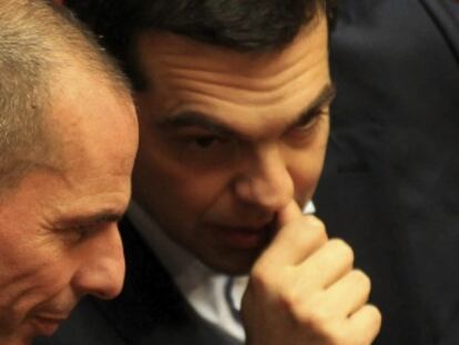 El primer ministro griego, Alexis Tsipras, conversa con el ministro de Finanzas, Yanis Varufakis.