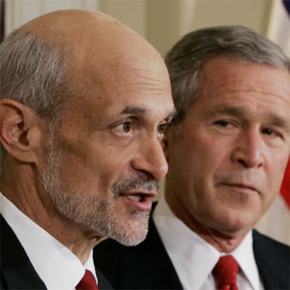 Chertoff (izqda), junto a Bush hoy en Washington.